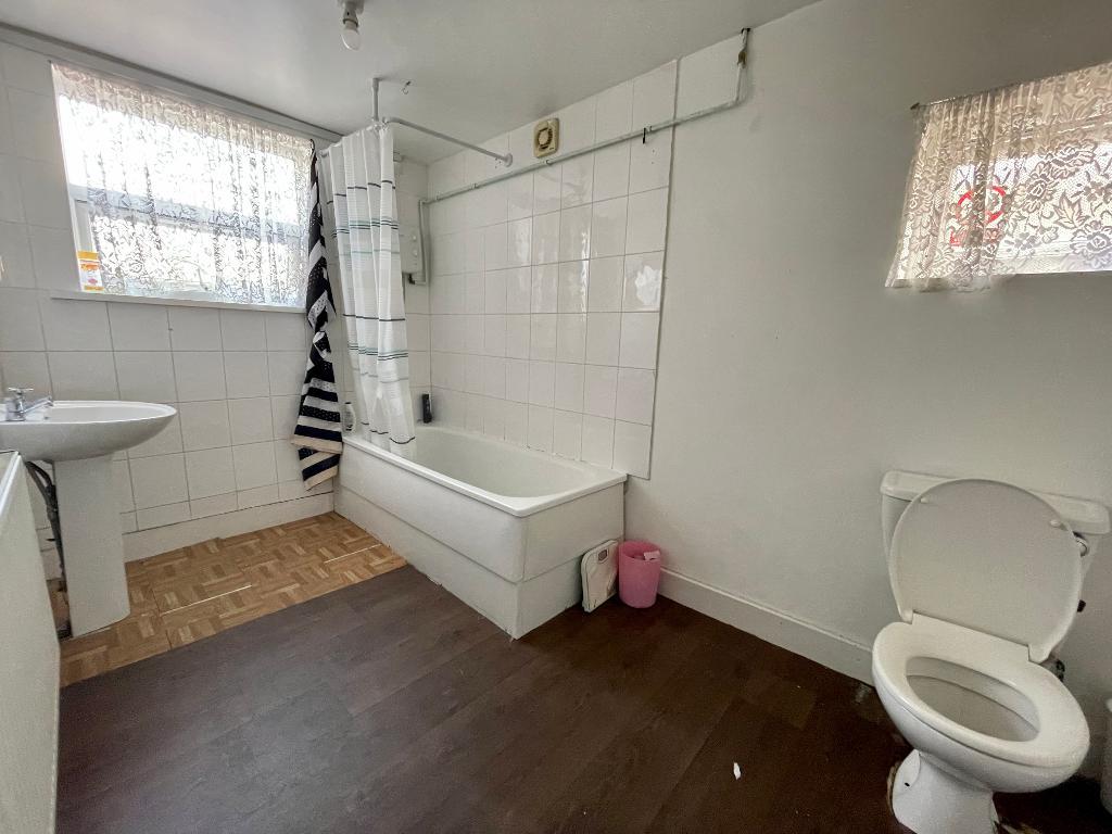 7 Bedroom Semi-Detached For Sale in Heygate Avenue, Southend on Sea