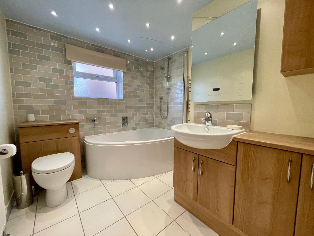 3 Bedroom SemiDetached To Let in Meadow Close, Thundersley, Essex, SS7