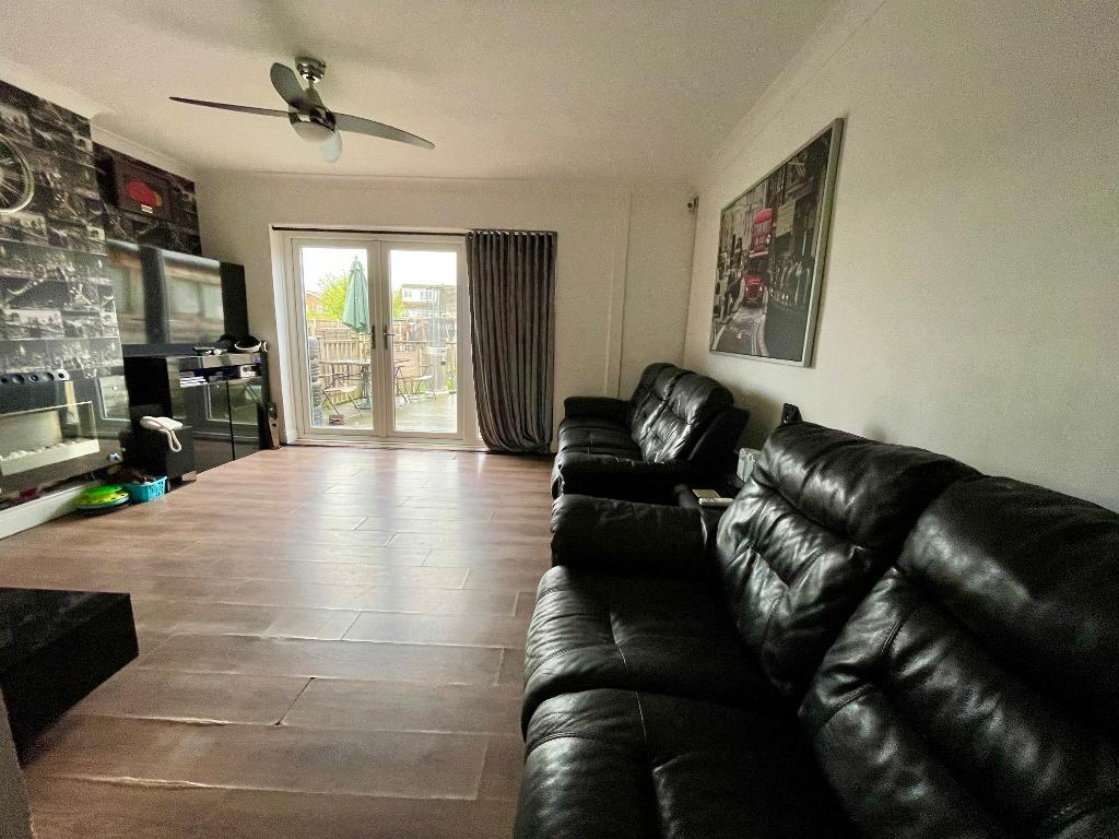 3 Bedroom SemiDetached For Sale in York Road, Ashingdon, Rochford