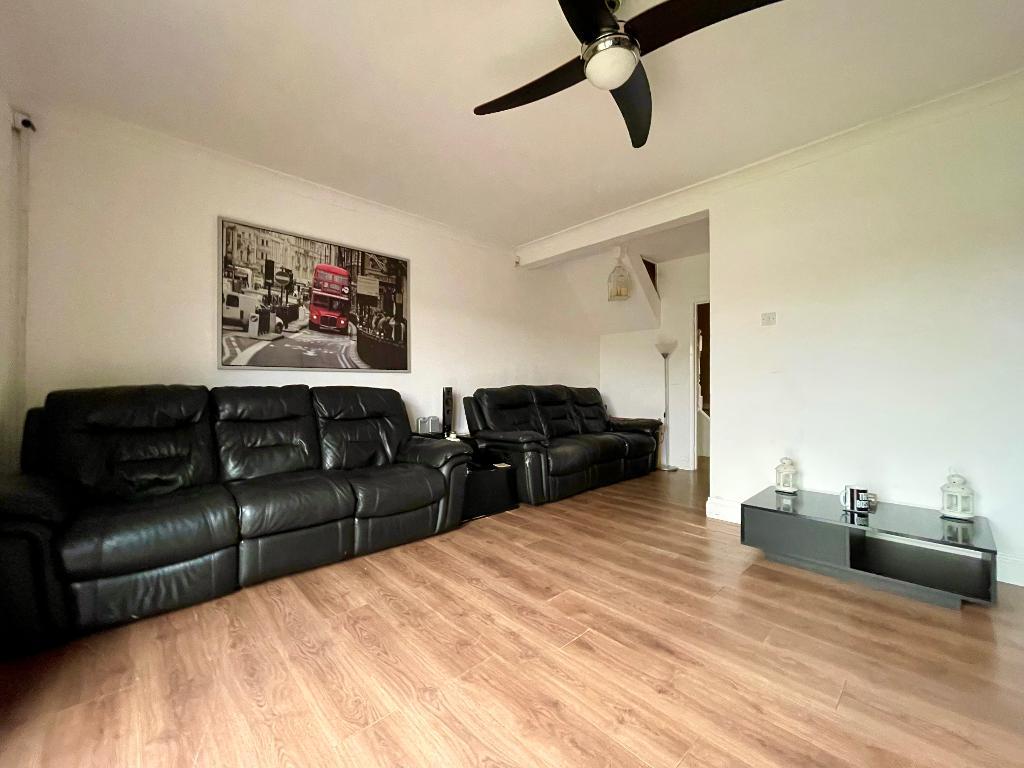 3 Bedroom SemiDetached For Sale in York Road, Ashingdon, Rochford