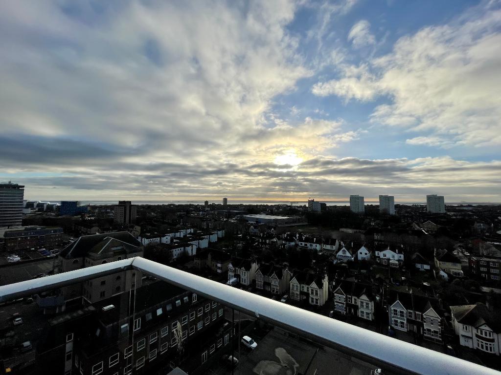 2 Bedroom Flat For Sale in Victoria Avenue, Southend on Sea, Essex, SS2