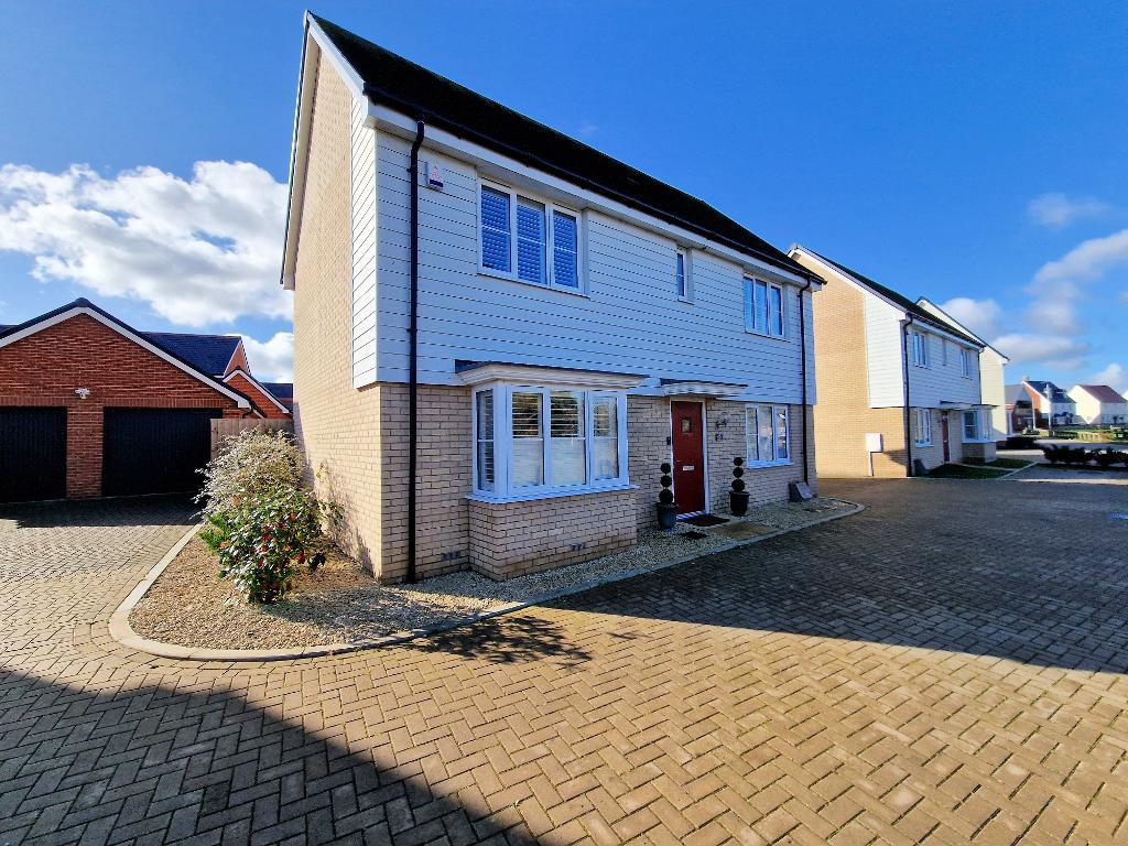 4 Bedroom Detached For Sale in Arthur Court, Rochford, Essex, SS4 1XU