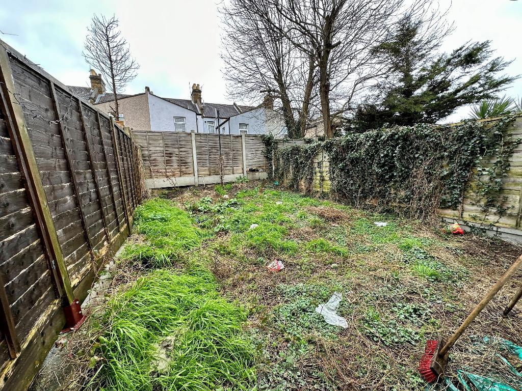 2 Bedroom Flat To Let in St Leonards Road, Southend on Sea, Essex, SS1