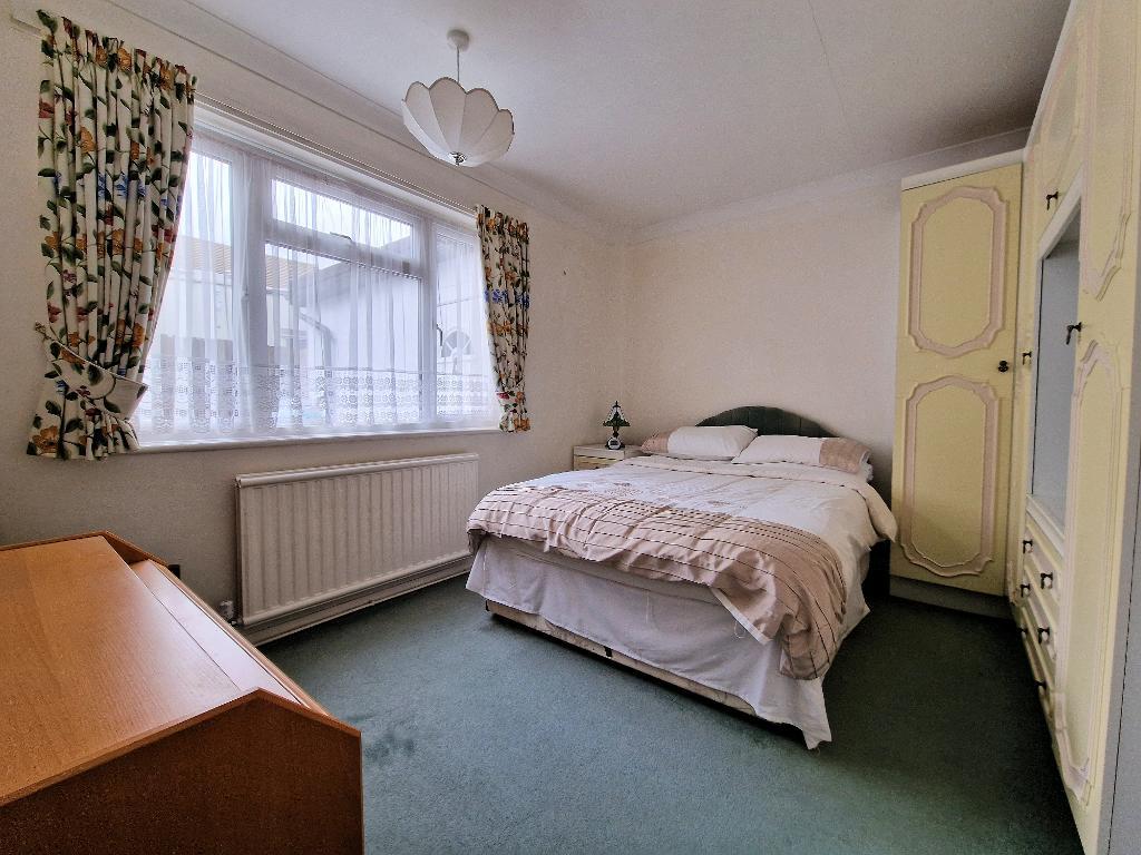 2 Bedroom SemiDetached For Sale in Ashurst Avenue, Southend on Sea