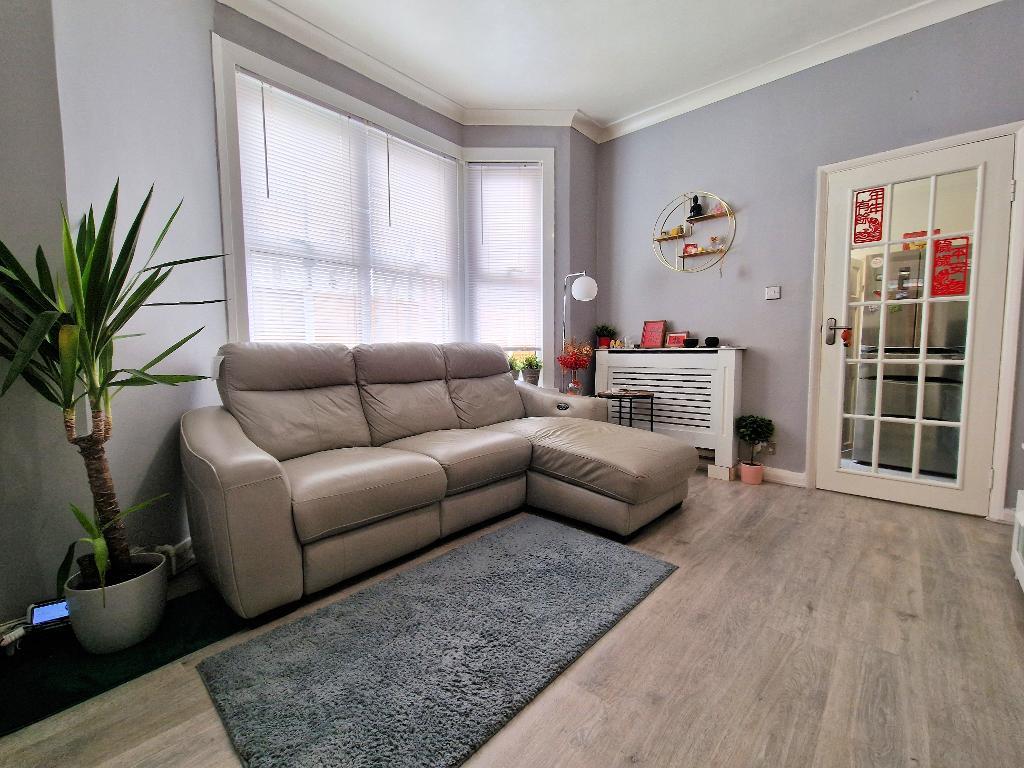 2 Bedroom Flat For Sale in Cranley Road, Westcliff on Sea, Essex, SS0