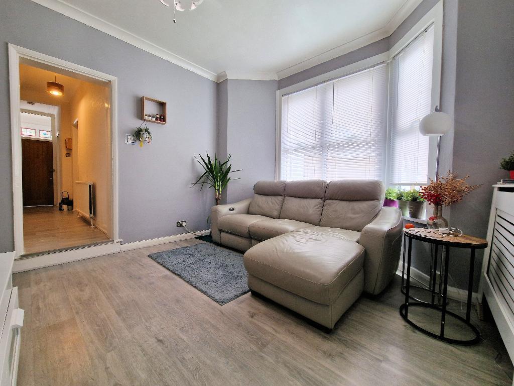 2 Bedroom Flat For Sale in Cranley Road, Westcliff on Sea, Essex, SS0