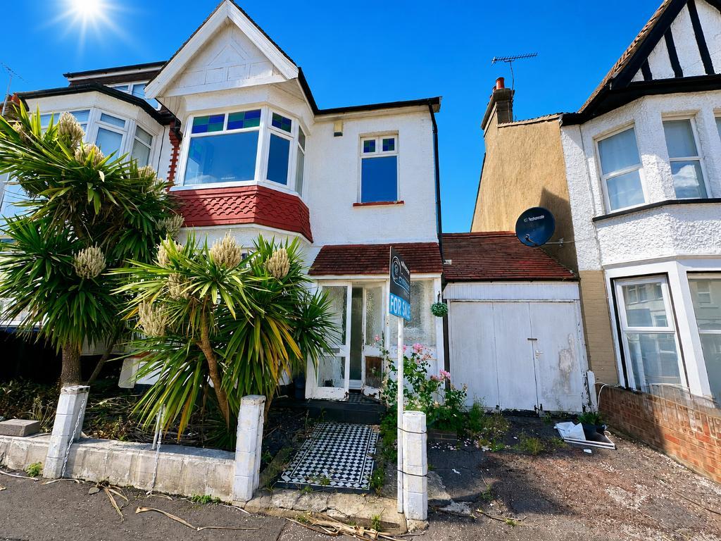 Brightwell Avenue, Westcliff on Sea, Essex, SS0 9EG