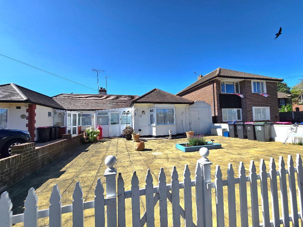 Oakengrange Drive, Southend on Sea, Essex, SS2 6RE