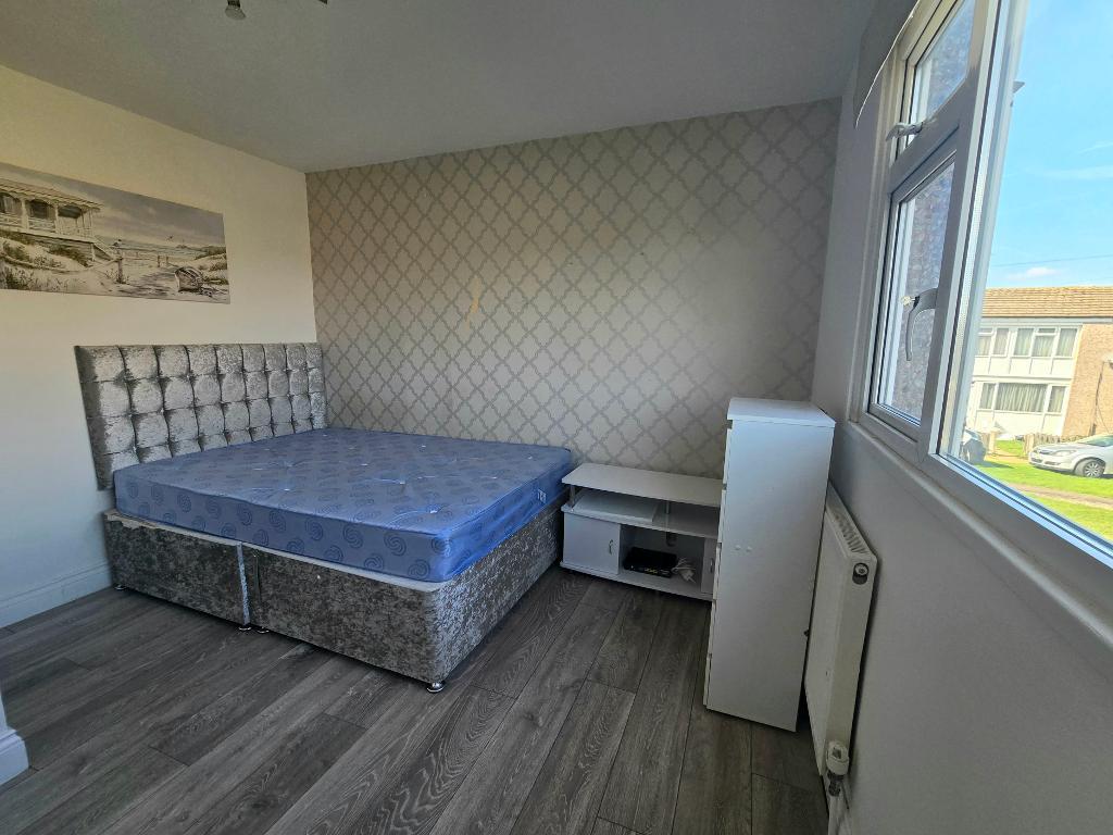 Second Avenue, Canvey Island, Essex, SS8 9LL